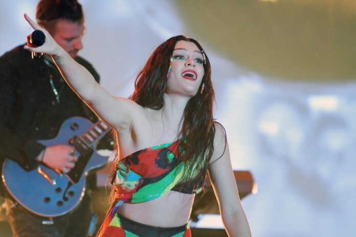 jessie-j-diz-que-cabelo-esta-‘caindo-loucamente’-apos-cirurgia-para-tratar-cancer-de-mama