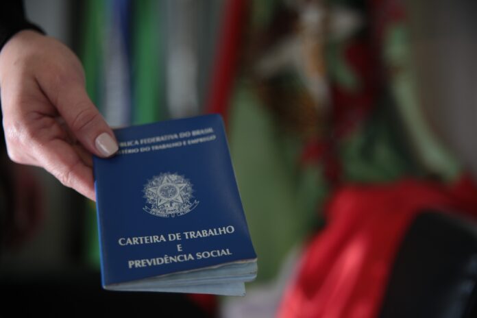 desemprego-cai-em-18-estados-brasileiros-no-2o-trimestre-de-2025,-diz-ibge