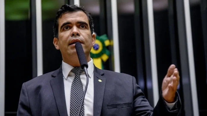 hugo-motta-anuncia-que-relator-da-cpmi-do-inss-sera-o-deputado-ricardo-ayres