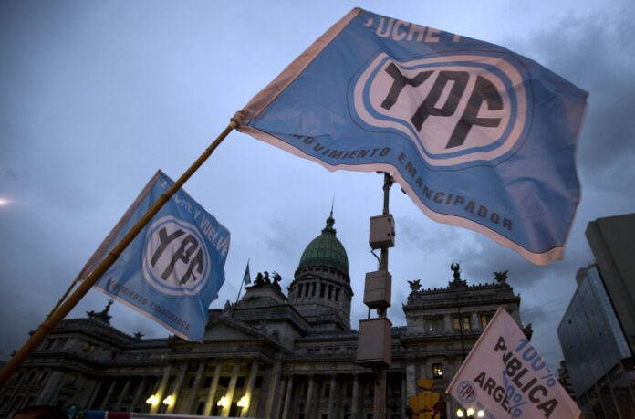 justica-dos-eua-poupa-argentina-de-entregar-acoes-da-estatal-ypf-enquanto-avalia-recursos