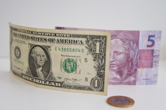 tarifaco-de-trump:-por-que-o-dolar-e-a-bolsa-nao-reagiram-tao-mal-aos-efeitos-negativos?