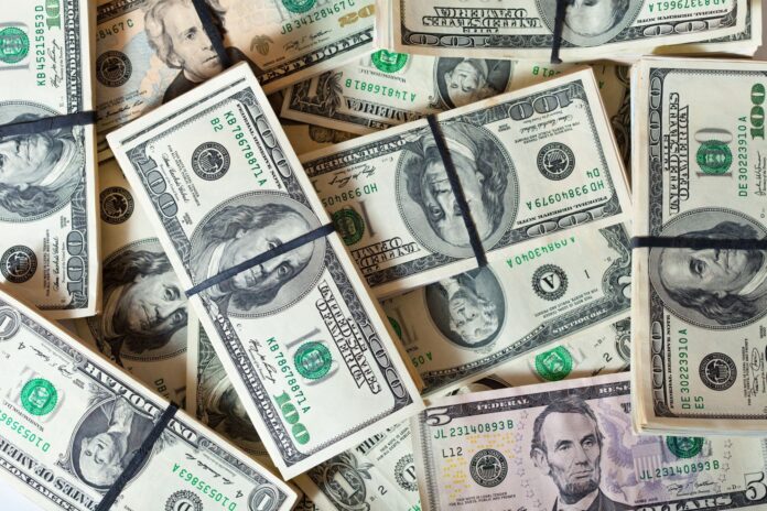 dolar-opera-em-alta-com-decisao-de-dino-sobre-magnitsky;-ibovespa-cai-com-bancos
