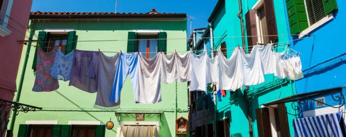 por-que-algumas-roupas-encolhem-na-lavagem?-uma-cientista-textil-explica-como-‘desencolhe-las’