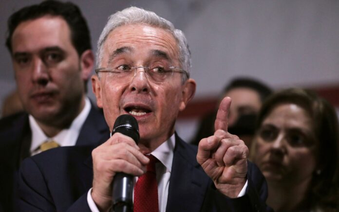 justica-manda-libertar-ex-presidente-da-colombia-alvaro-uribe