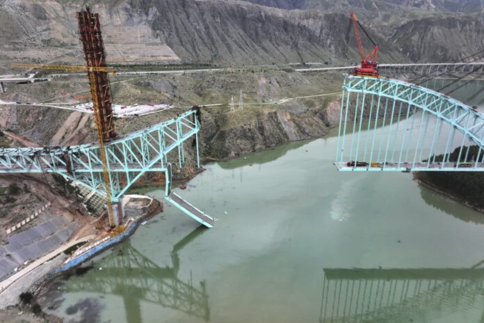 desabamento-de-ponte-em-construcao-mata-12-operarios-na-china desabamento-de-ponte-em-construcao-mata-12-operarios-na-china