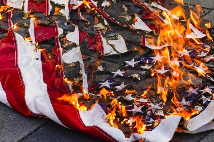 homem-e-preso-por-queimar-bandeira-dos-eua-ao-protestar-contra-ordem-de-trump homem-e-preso-por-queimar-bandeira-dos-eua-ao-protestar-contra-ordem-de-trump