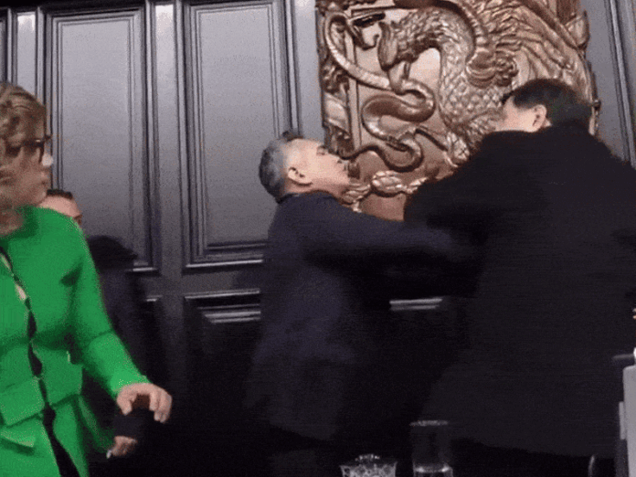 video:-senadores-trocam-tapas-e-empurroes-durante-sessao-no-mexico video:-senadores-trocam-tapas-e-empurroes-durante-sessao-no-mexico
