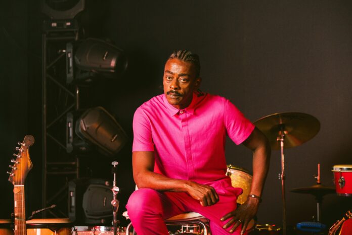 seu-jorge-fala-do-1o-album-de-ineditas-em-10-anos:-‘nao-podemos-rebaixar-o-nivel-da-poesia-da-mpb’ seu-jorge-fala-do-1o-album-de-ineditas-em-10-anos:-‘nao-podemos-rebaixar-o-nivel-da-poesia-da-mpb’