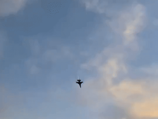 video:-caca-f-16-cai-e-explode-durante-ensaio-para-show-aereo-na-polonia;-piloto-morreu