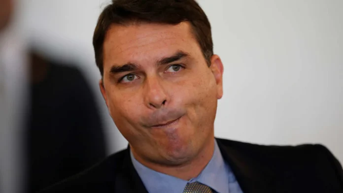 moraes-‘invade-privacidade’-de-mulheres-na-casa-de-bolsonaro,-diz-flavio
