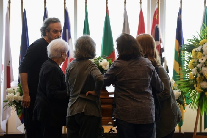 corpo-do-escritor-luis-fernando-verissimo-e-velado-na-assembleia-legislativa,-em-porto-alegre corpo-do-escritor-luis-fernando-verissimo-e-velado-na-assembleia-legislativa,-em-porto-alegre