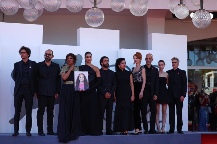 apelos-desesperados-de-menina-de-gaza-comovem-veneza-no-filme-‘the-voice-of-hind-rajab’ apelos-desesperados-de-menina-de-gaza-comovem-veneza-no-filme-‘the-voice-of-hind-rajab’