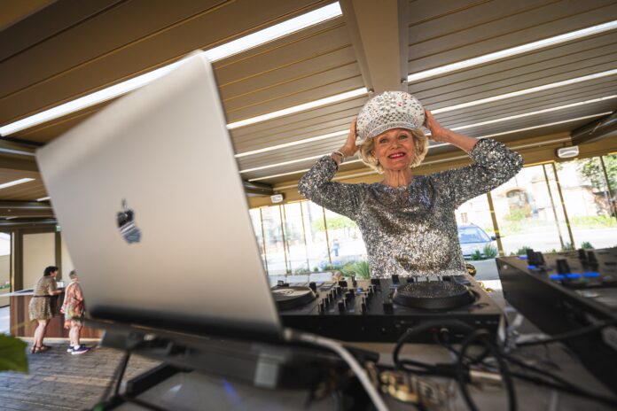 de-dona-de-casa-a-icone-da-discoteca:-dj-gloria-conquista-as-pistas-de-danca-aos-81-anos de-dona-de-casa-a-icone-da-discoteca:-dj-gloria-conquista-as-pistas-de-danca-aos-81-anos