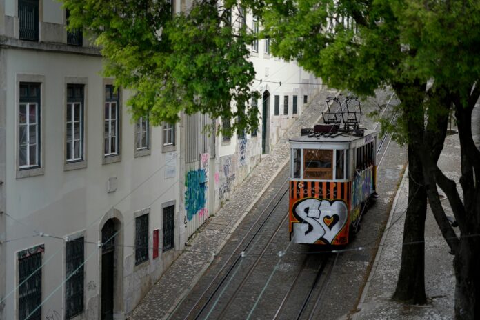 elevador-da-gloria:-bondinho-que-descarrilou-e-cartao-postal-de-lisboa elevador-da-gloria:-bondinho-que-descarrilou-e-cartao-postal-de-lisboa