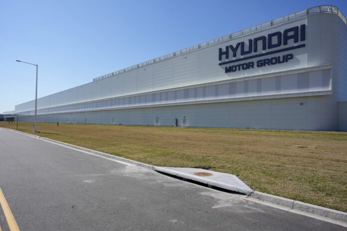 governo-trump-prende-475-imigrantes-que-trabalhavam-em-fabrica-da-hyundai-nos-eua governo-trump-prende-475-imigrantes-que-trabalhavam-em-fabrica-da-hyundai-nos-eua