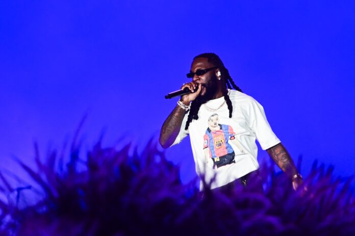 burna-boy-conquista-fas-de-travis-scott-com-batidas-africanas-pesadas-e-irresistiveis burna-boy-conquista-fas-de-travis-scott-com-batidas-africanas-pesadas-e-irresistiveis