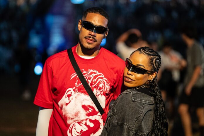 ‘oculos-do-travis-scott’-vira-moda-no-the-town-2025-e-domina-dia-do-rap-no-festival ‘oculos-do-travis-scott’-vira-moda-no-the-town-2025-e-domina-dia-do-rap-no-festival