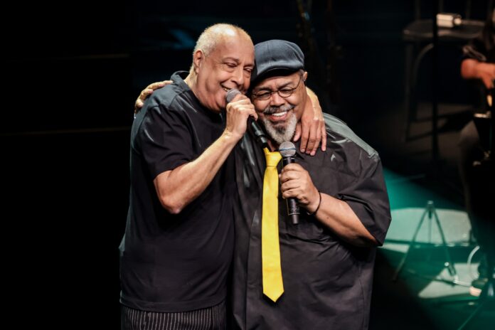 sombrinha-reve-amigos-ao-repisar-50-anos-de-samba-e-suor-em-show-no-rio sombrinha-reve-amigos-ao-repisar-50-anos-de-samba-e-suor-em-show-no-rio