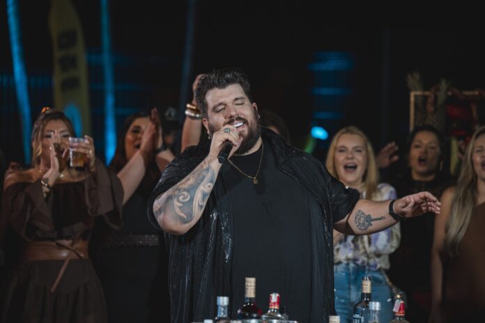 comparacoes-com-bruno-e-marrone-e-mais-de-65-milhoes-de-streams:-quem-e-o-sertanejo-panda