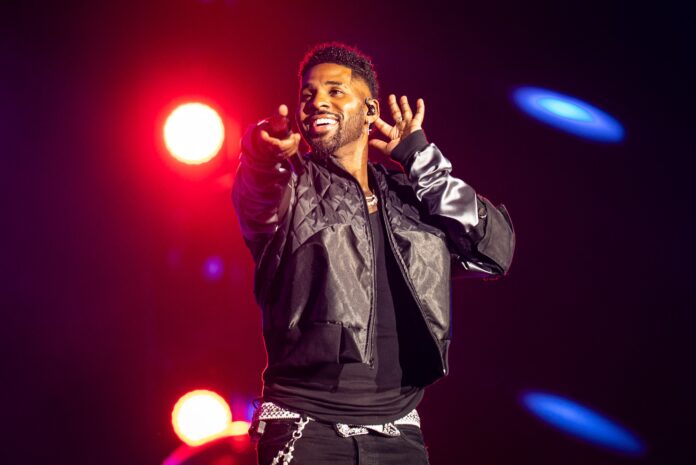jason-derulo-canta-pouco-e-sensualiza-muito-em-show-no-the-town-que-parece-criado-por-ia