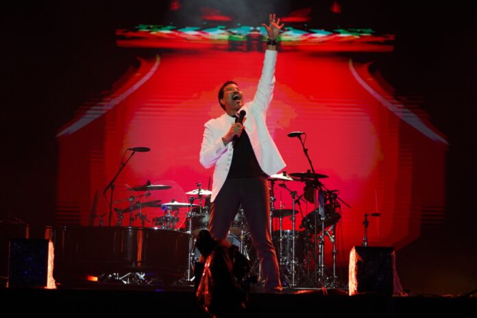 lionel-richie-canta-hits-de-radio-em-baile-elegante-com-plateia-morna-no-the-town