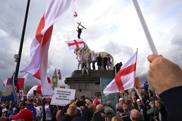 manifestacao-contra-imigrantes-reune-100-mil-em-londres-e-tem-conflito-com-a-policia