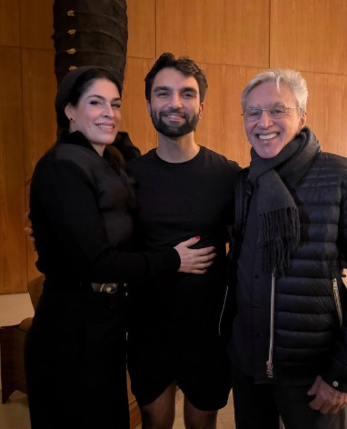 paula-lavigne-e-caetano-veloso-posam-com-silva-apos-polemica:-‘por-aqui-ta-tudo-bem’ paula-lavigne-e-caetano-veloso-posam-com-silva-apos-polemica:-‘por-aqui-ta-tudo-bem’