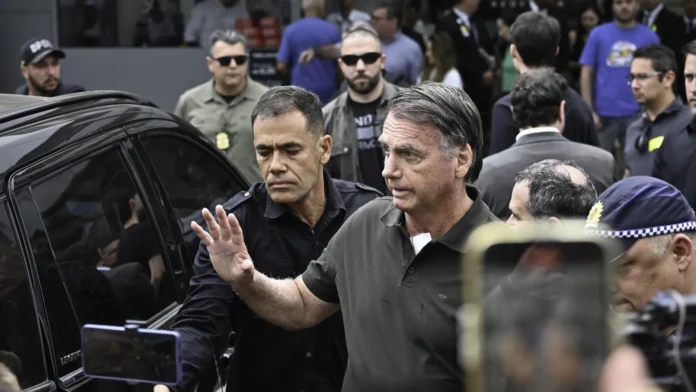 bolsonaro-recebe-alta-apos-passar-a-noite-no-hospital-e-volta-para-prisao-domiciliar