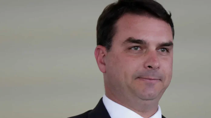 flavio-bolsonaro-critica-articulacao-contra-anistia-e-diz-que-pec-da-blindagem-e-sobrevivencia flavio-bolsonaro-critica-articulacao-contra-anistia-e-diz-que-pec-da-blindagem-e-sobrevivencia