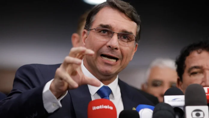 flavio-bolsonaro-compara-caso-de-zambelli-ao-de-battisti-em-evento-da-ultradireita-italiana flavio-bolsonaro-compara-caso-de-zambelli-ao-de-battisti-em-evento-da-ultradireita-italiana