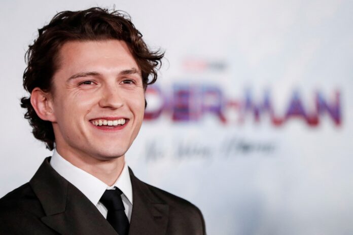 tom-holland-sofre-concussao-no-set-de-‘homem-aranha:-um-novo-dia’-e-pausa-as-filmagens