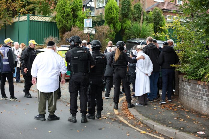 atentado-em-sinagoga:-policia-de-manchester-diz-que-pode-ter-atirado-em-vitimas-acidentalmente atentado-em-sinagoga:-policia-de-manchester-diz-que-pode-ter-atirado-em-vitimas-acidentalmente