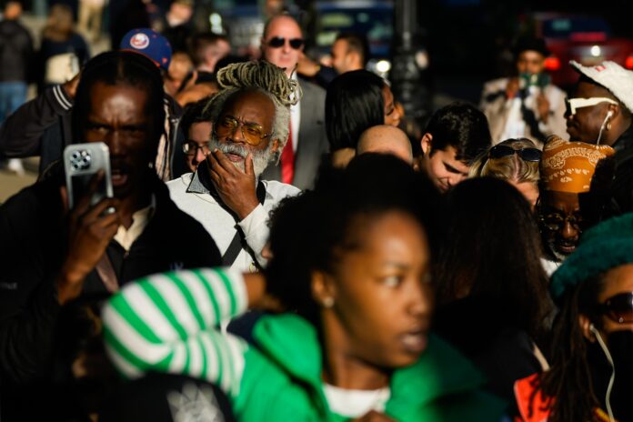 pessoas-se-reunem-em-frente-ao-tribunal-de-nova-york-para-aguardar-sentenca-de-diddy pessoas-se-reunem-em-frente-ao-tribunal-de-nova-york-para-aguardar-sentenca-de-diddy