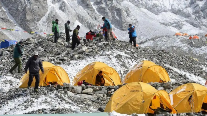 a-corrida-contra-o-tempo-para-resgatar-mais-de-200-pessoas-presas-no-monte-everest