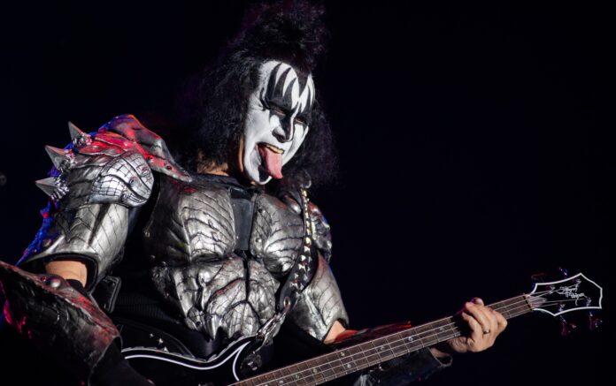 gene-simmons-se-envolve-em-acidente-de-carro-apos-desmaiar-ao-volante