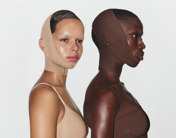 calcinha-com-pelos-falsos,-cinta-‘anti-papada’-e-mais:-relembre-produtos-polemicos-de-kim-kardashian