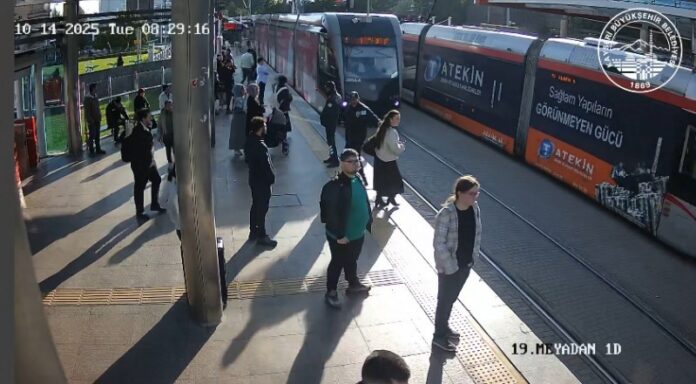 video:-mulher-e-salva-‘por-um-triz’-de-ser-atropelada-por-trem-na-turquia video:-mulher-e-salva-‘por-um-triz’-de-ser-atropelada-por-trem-na-turquia