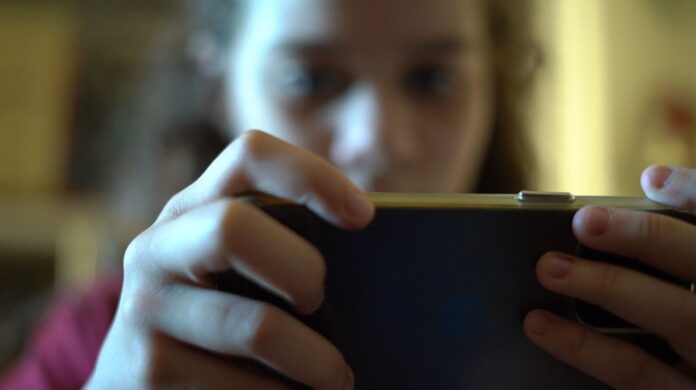 criancas-dormem-e-aprendem-melhor-quando-ha-controle-de-tela,-aponta-estudo