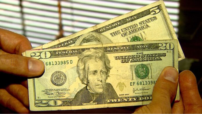 dolar-inicia-o-dia-em-queda-sob-influencia-do-cenario-internacional