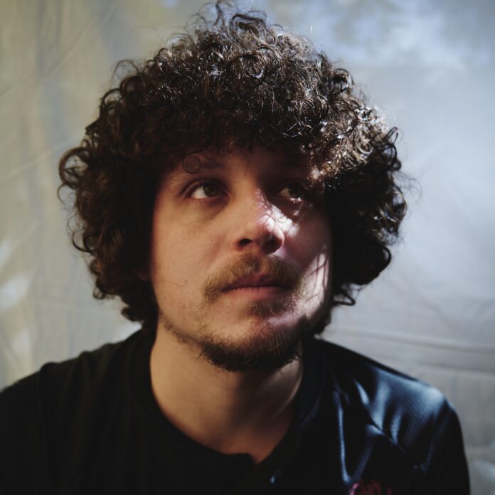 chico-chico-evolui-e-desfaz-confusoes-na-ardencia-do-melhor-album-solo chico-chico-evolui-e-desfaz-confusoes-na-ardencia-do-melhor-album-solo