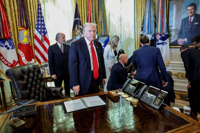 video:-homem-passa-mal-e-cai-ao-lado-de-trump-durante-evento-na-casa-branca