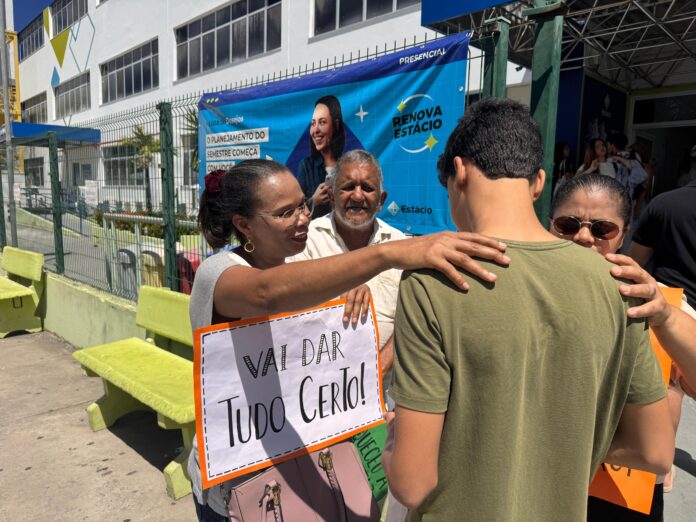 enem:-grupo-de-oracao-apoia-estudantes-durante-segundo-dia-de-prova-em-aracaju