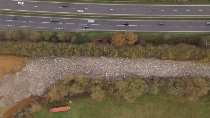 visivel-do-espaco:-montanha-de-lixo-as-margens-de-rio-causa-indignacao-no-reino-unido