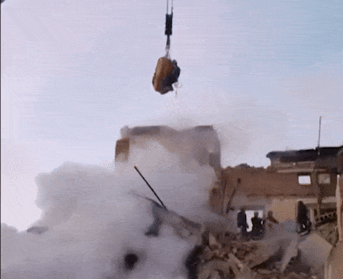 video:-homem-e-resgatado-com-guindaste-apos-ataque-russo-que-deixou-25-mortos-na-ucrania