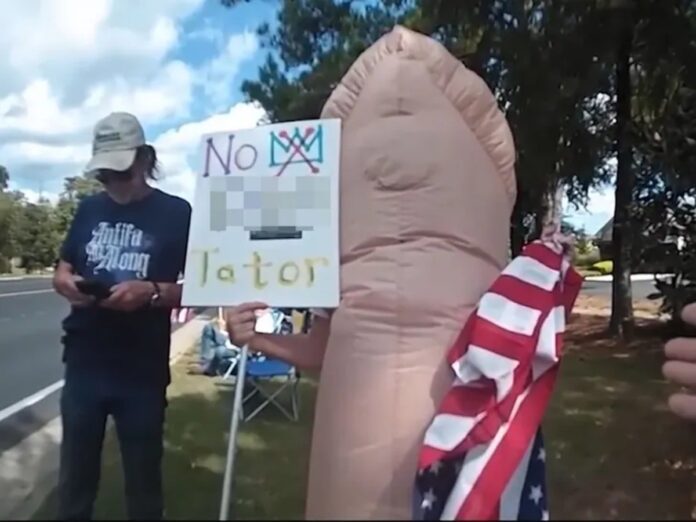 idosa-fantasiada-de-penis-e-presa-em-protesto-contra-trump-nos-eua;-veja-video