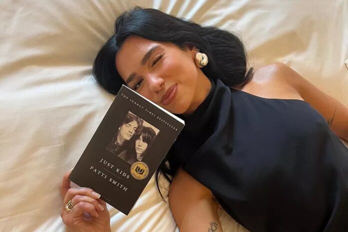 o-que-dua-lipa-le:-veja-os-livros-indicados-pela-cantora-e-como-ela-mantem-o-habito-de-leitura