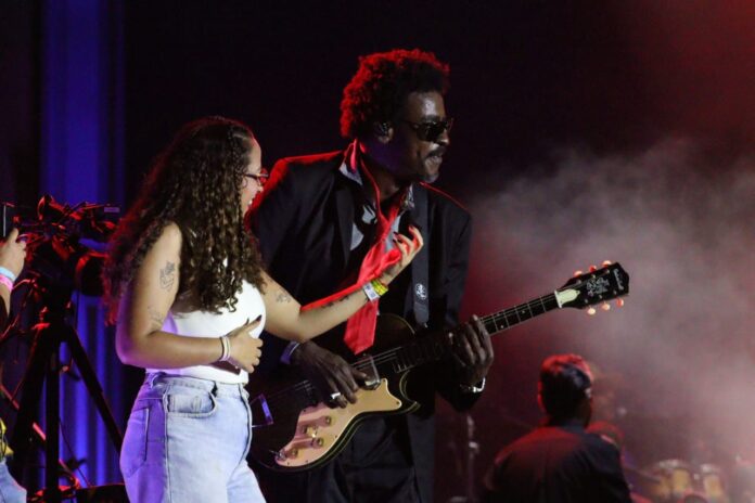 tusca-2025:-seu-jorge-e-‘tuscalizado’-e-poe-publico-para-pular-do-samba-ao-rock-no-segundo-dia