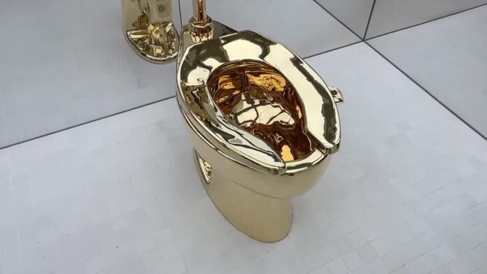vaso-sanitario-de-ouro-e-vendido-por-r$-64-milhoes-em-leilao-em-nova-york