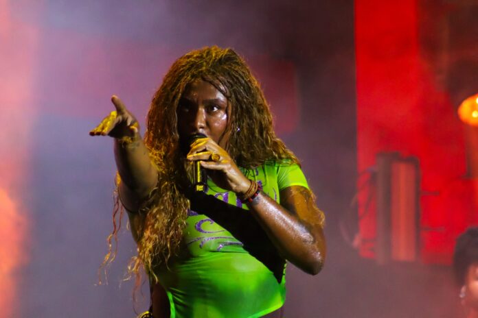 liniker-estreia-na-tusca-com-look-inspirado-no-album-‘caju’,-sensualiza-e-emociona-publico