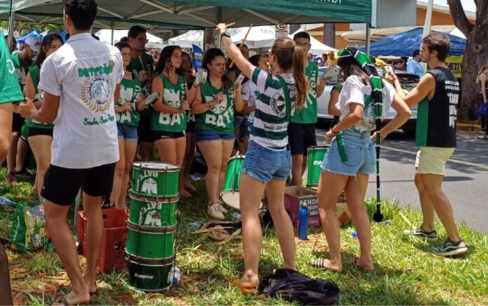 fuvest:-bateria-universitaria-anima-candidatos-antes-do-vestibular-em-ribeirao-preto;-video